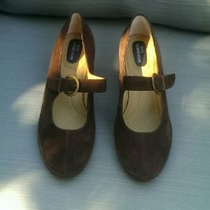 Brown suede Ros Hommerson shoes