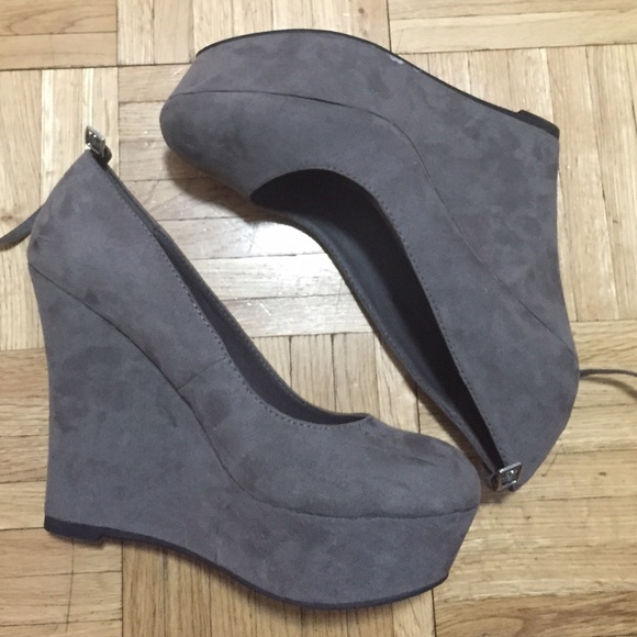 Madden girl suede grey wedge pumps