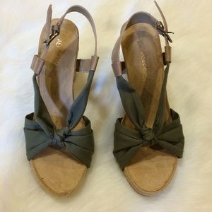 Aerosoles olive wedges sz 8.5. NWOT