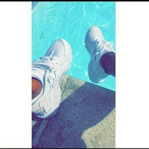 Nike air huaraches (all white cocaine)