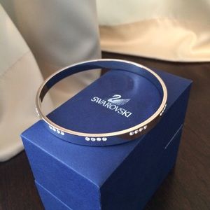 Swarovski bangle in silver with crystal detail