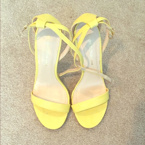 Stunning pale yellow sandals