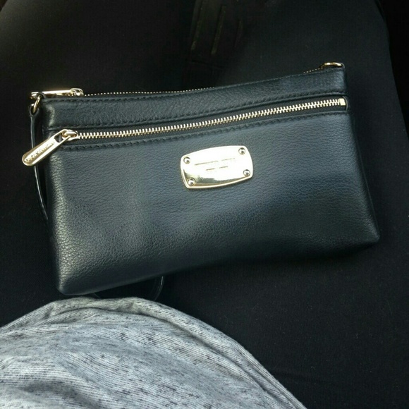 ISO BLACK MICHAEL KORS WRISTLET