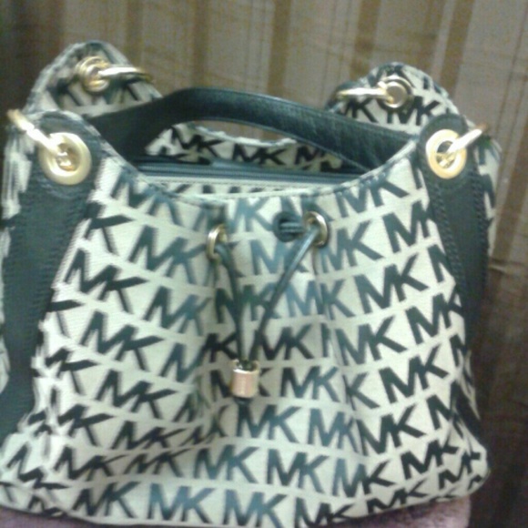 Sold on M Authentic MK Purse - Picture 4 of 4