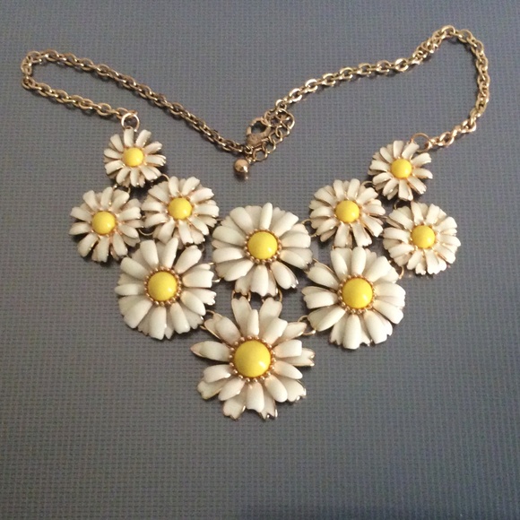 Forever 21 sunflower necklace