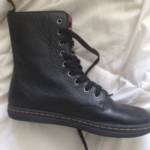 NEVER WORN FLORAL INSIDE DOC MARTENS