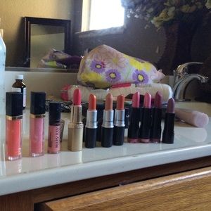 12 used lipsticks one doesn't come with cap 💋💋💋