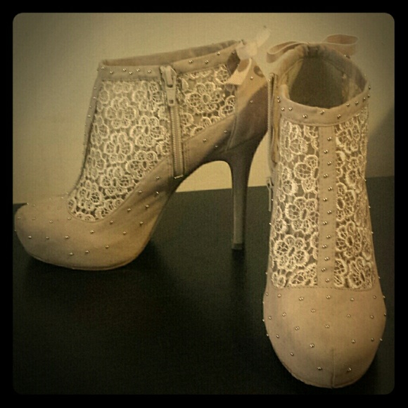 Nude heels with lace