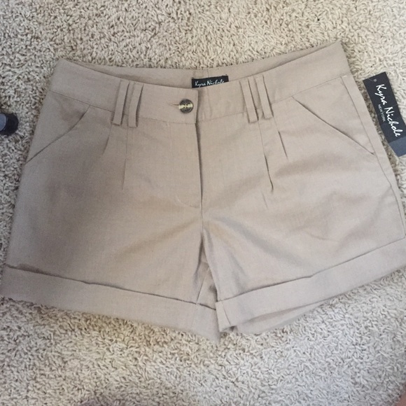 Khaki shorts - Picture 3 of 3