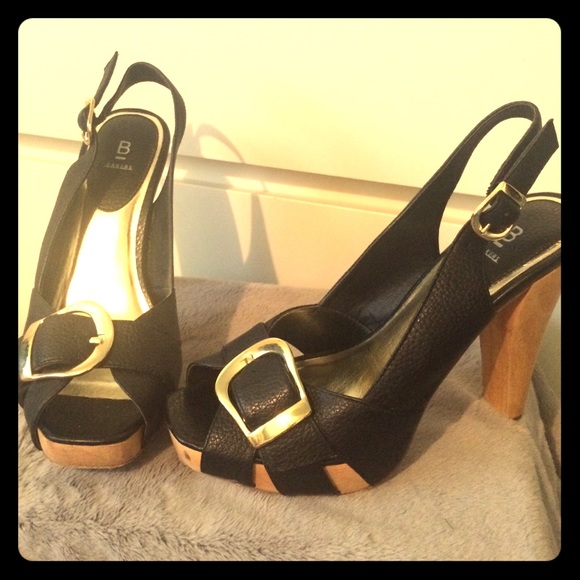 Black sling-back chunky heel shoes