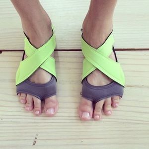 Nike studio wraps Medium (size 7-9) yoga
