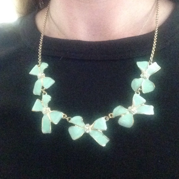 Bow necklace