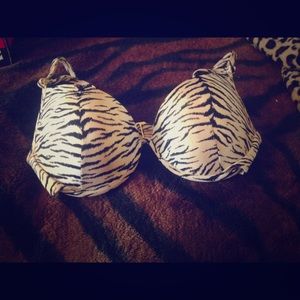 NWT 32 D VS bikini top