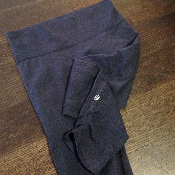 lululemon athletica Pants - Lululemon in the flow seamless 7/8 crop size 4