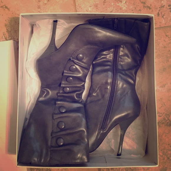 Adorable gray heeled boots