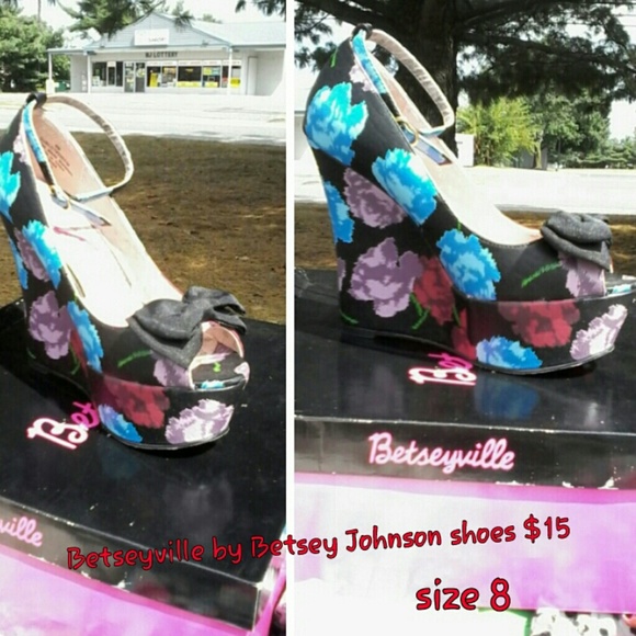 ***CLOSING CLOSET *** Wedge heel