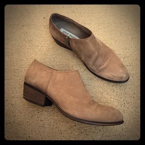 Steve Madden Katyy booties in Stone Nubk