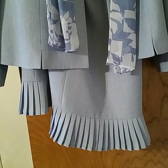 suit - Picture 3 of 3