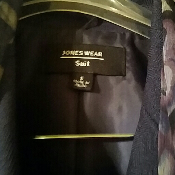 Suit - Picture 3 of 3
