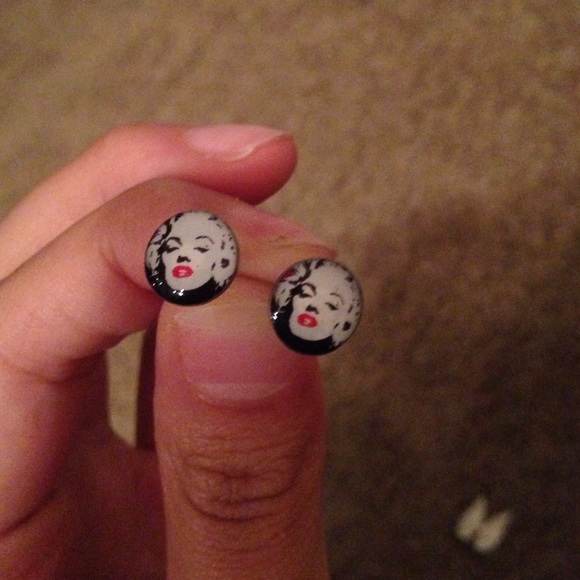 Stud Marilyn Monroe earrings