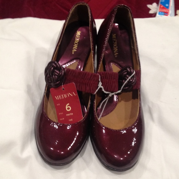 MERONA BURGUNDY HEELS!!
