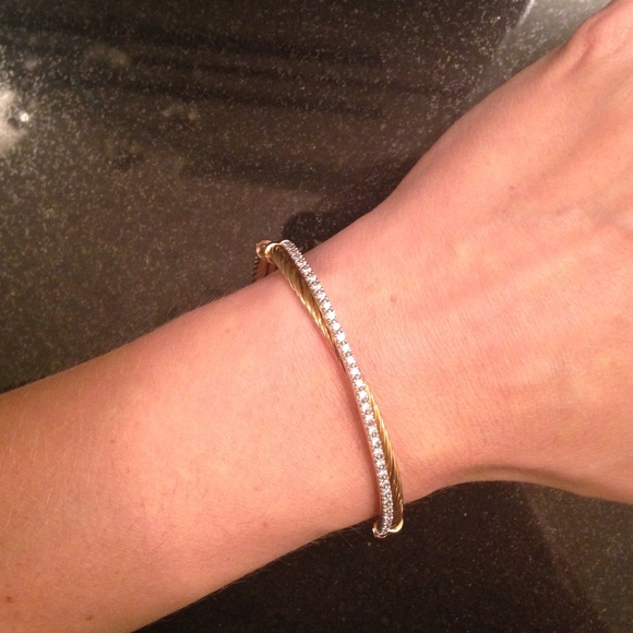 Gold Crossover bracelet with diamonds - Picture 2 of 4