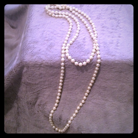 Long strand faux pearls 💁🏼