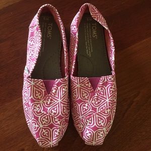 BRAND NEW TOMS size 5