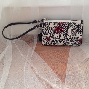 ✨Make an Offer✨ Coach Poppy Wristlet