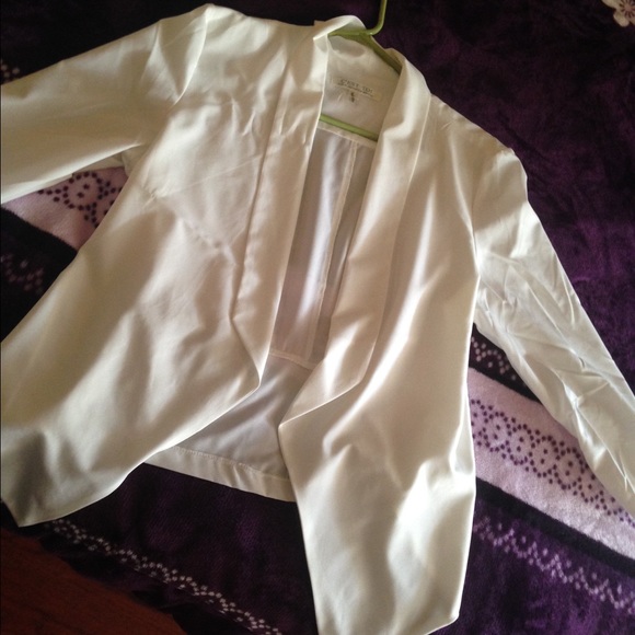 White cute jacket new has never been worn