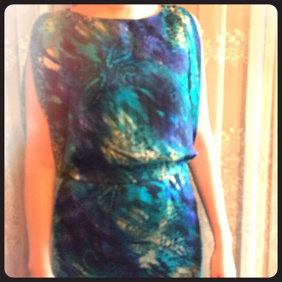 Pattern dress with cut out sleeves.