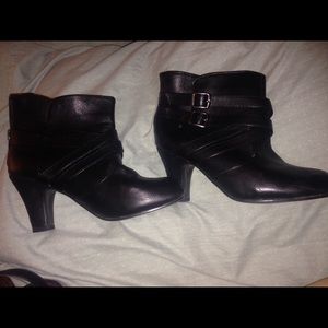 Black boots size small 6/7