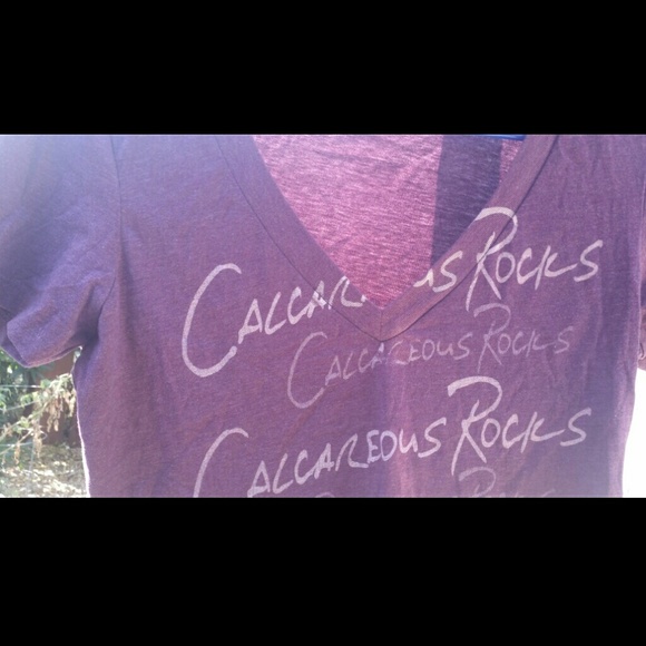 Maroon t-shirt, comfy. - Picture 3 of 3