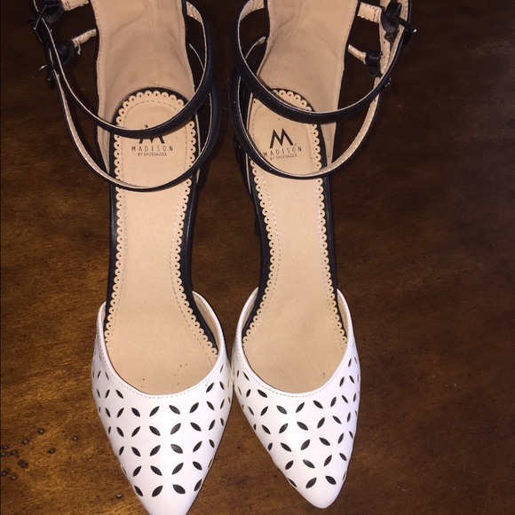 BUNDLED Like new white and black heels - Picture 2 of 4