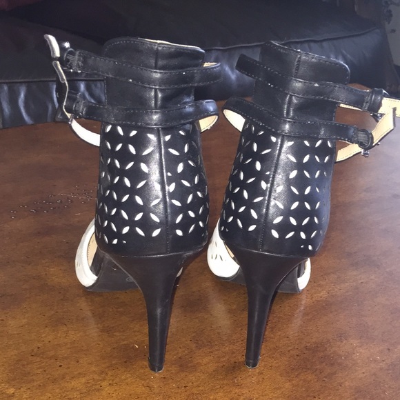BUNDLED Like new white and black heels - Picture 3 of 4