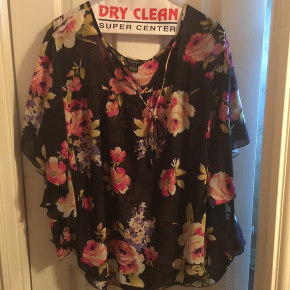 Pretty floral blouse, flutter sleeve size2/3x plus