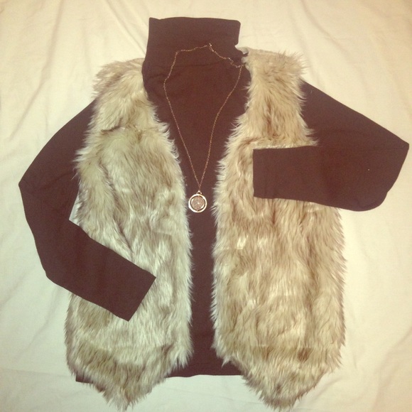 Francesca's Collections Tops - 🎉NEW brown turtleneck