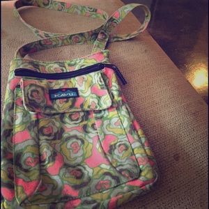Kavu crossbody purse in floral pattern