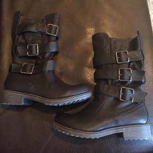 Buckle combat boots