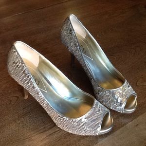 Guess gold sequin pumps!