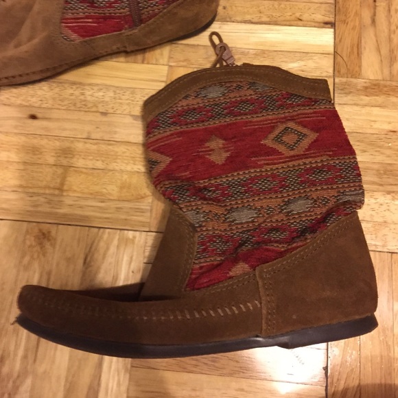 Minnetonka moccasin boots