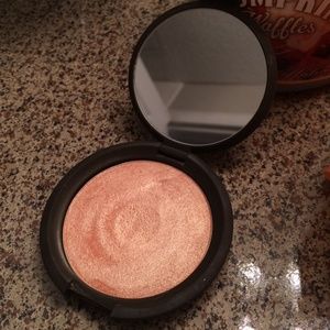 Becca Cosmetics Champagne Pop!