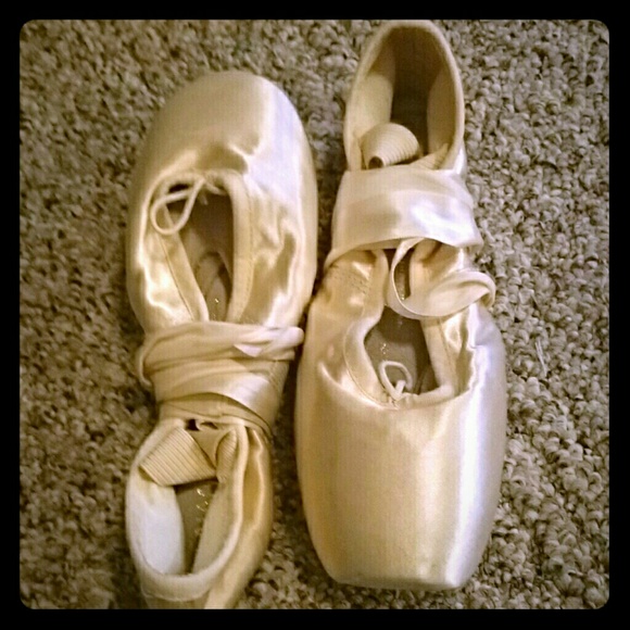 Gently used point shoes