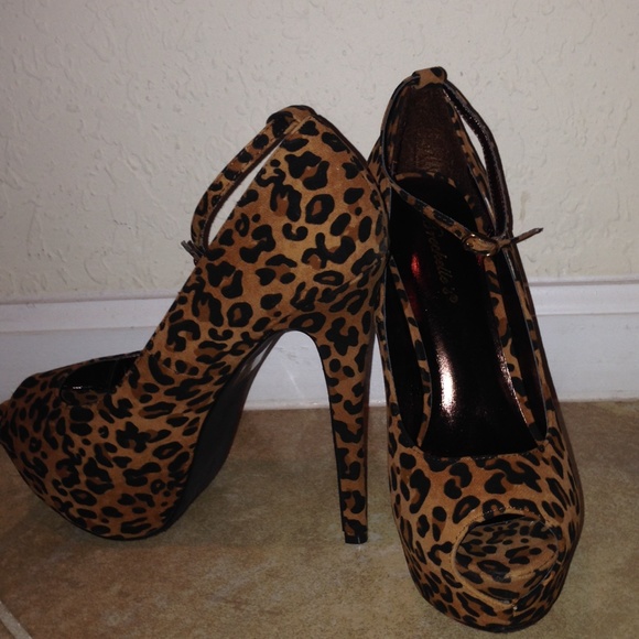 ✖️Sold ✖️ Breckelle's Leopard  size 7.5 fits 8