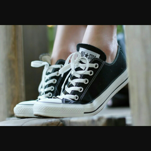 Black converse (low top)