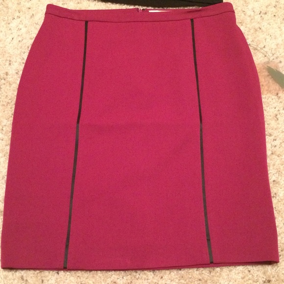 đź’•NWOT wine pencil skirt with black detailđź’• - Picture 2 of 4