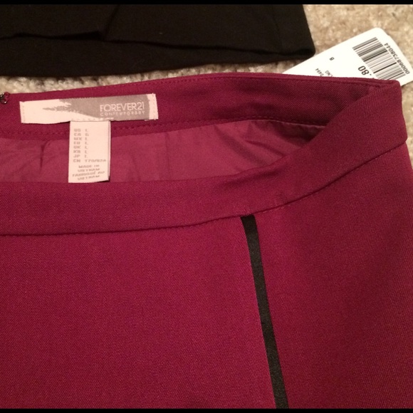 đź’•NWOT wine pencil skirt with black detailđź’• - Picture 3 of 4