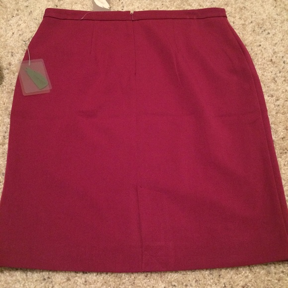 đź’•NWOT wine pencil skirt with black detailđź’• - Picture 4 of 4