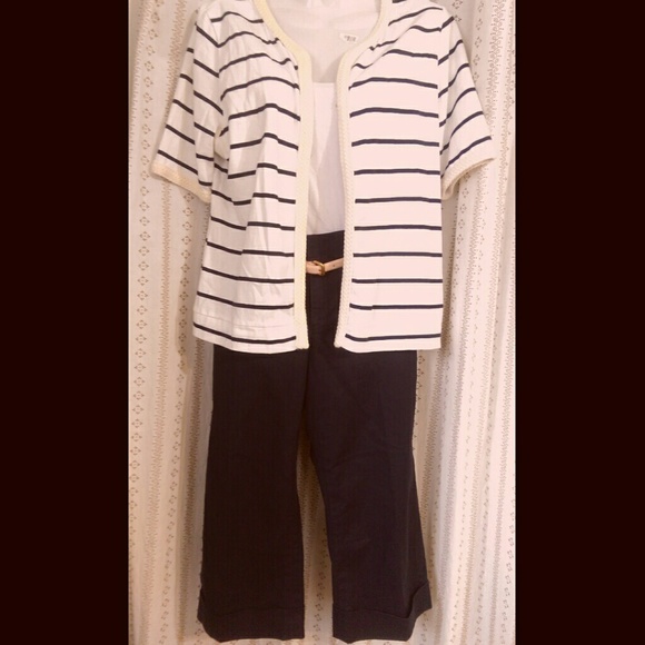 Navy Knee length pants