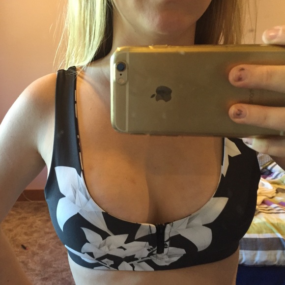 Stone fox swim Zoey top also hve matching bottoms - Picture 2 of 2